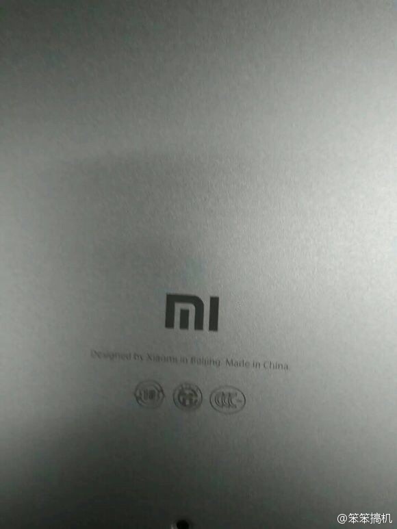小米筆記本？看樣子面板是鋁模具